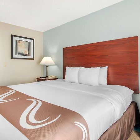 Quality Suites Kansas City International Airport Екстериор снимка