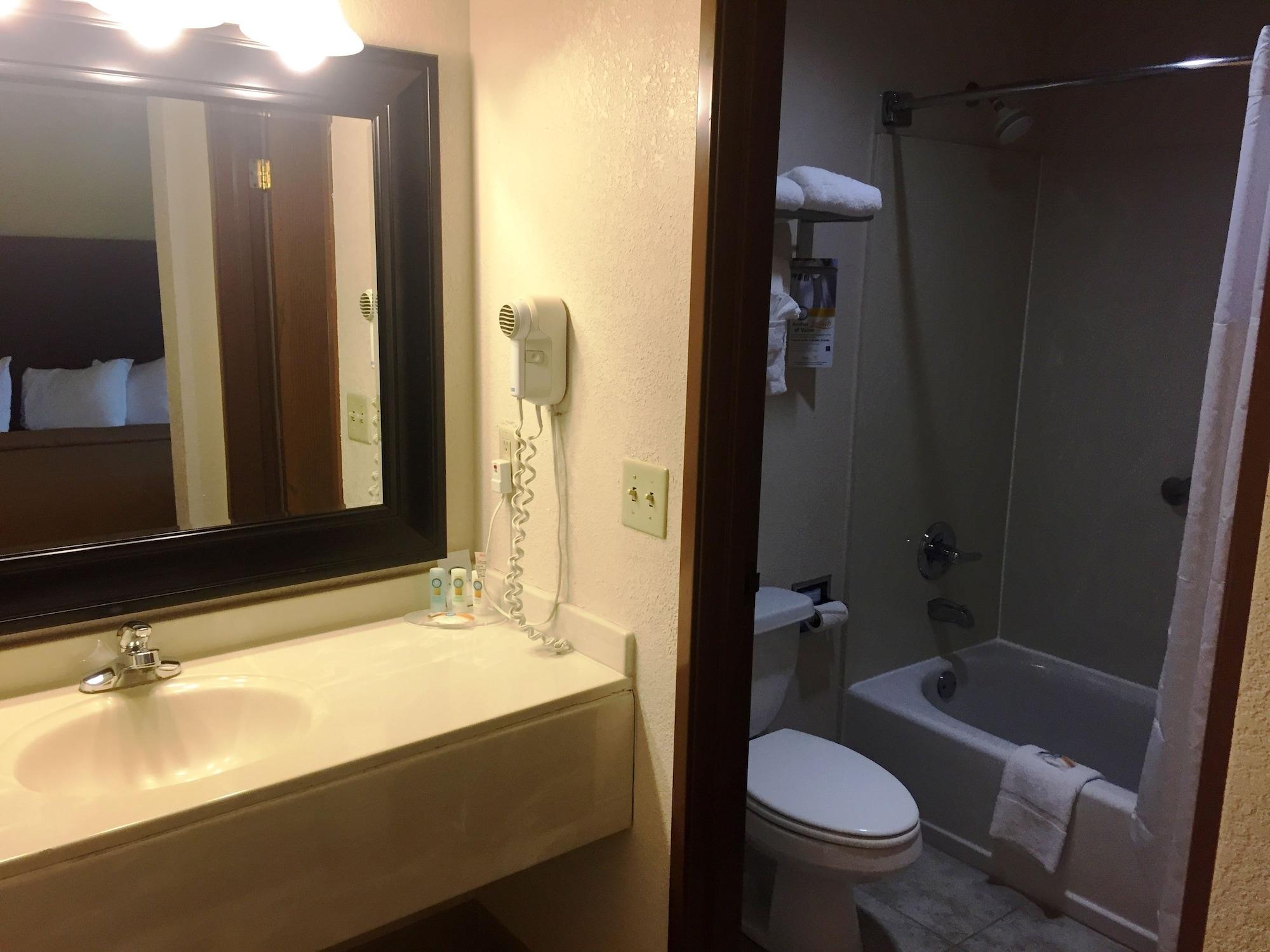 Quality Suites Kansas City International Airport Екстериор снимка
