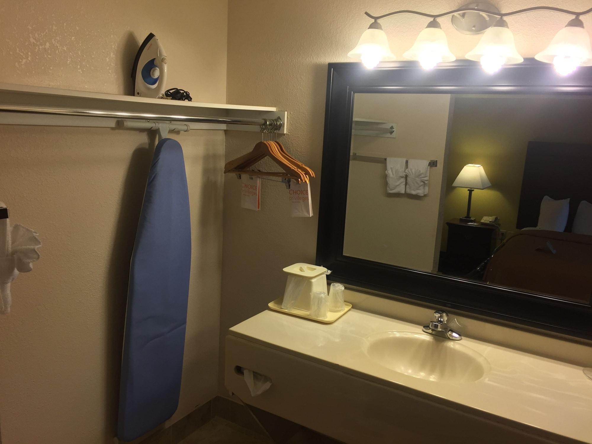Quality Suites Kansas City International Airport Екстериор снимка