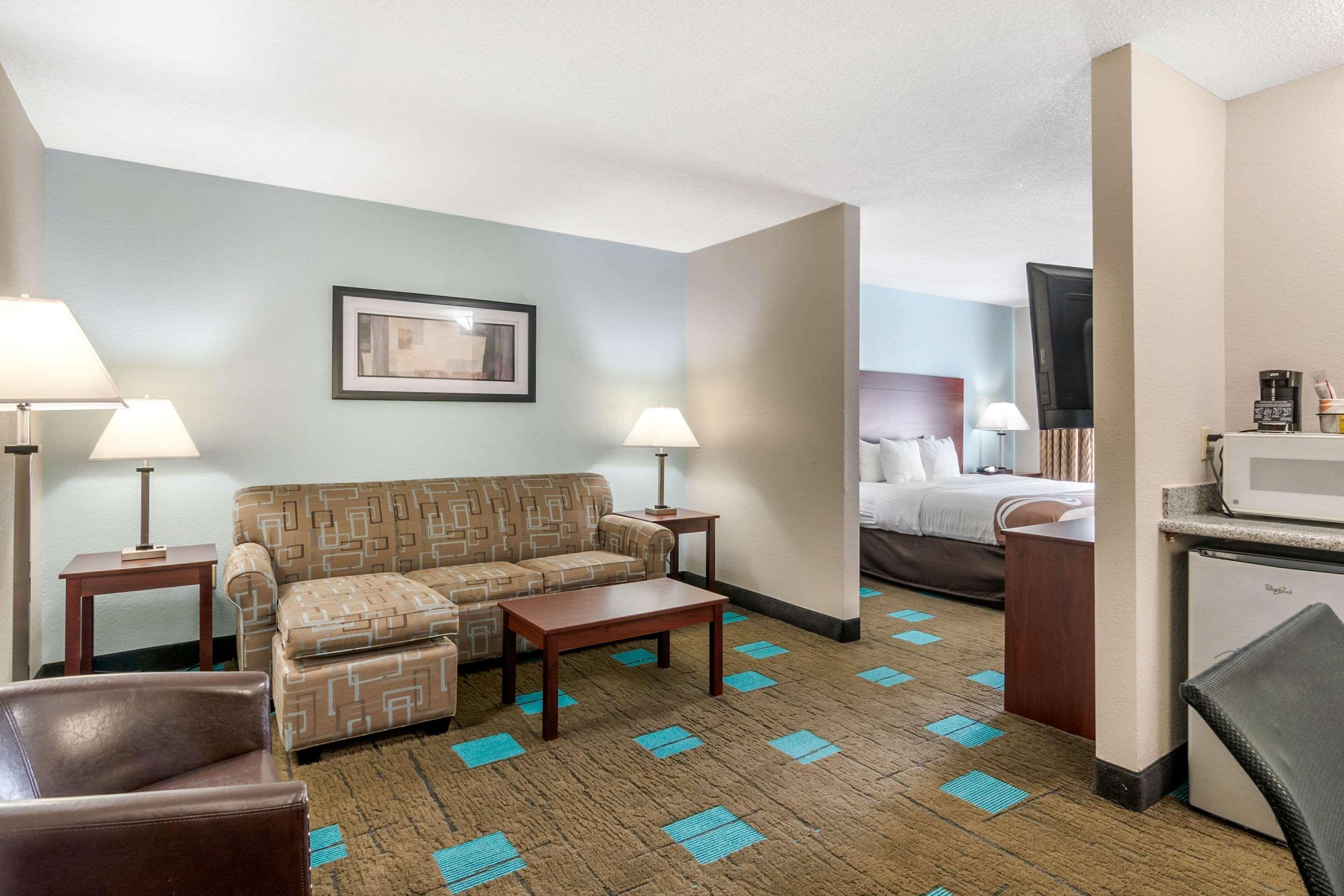 Quality Suites Kansas City International Airport Екстериор снимка