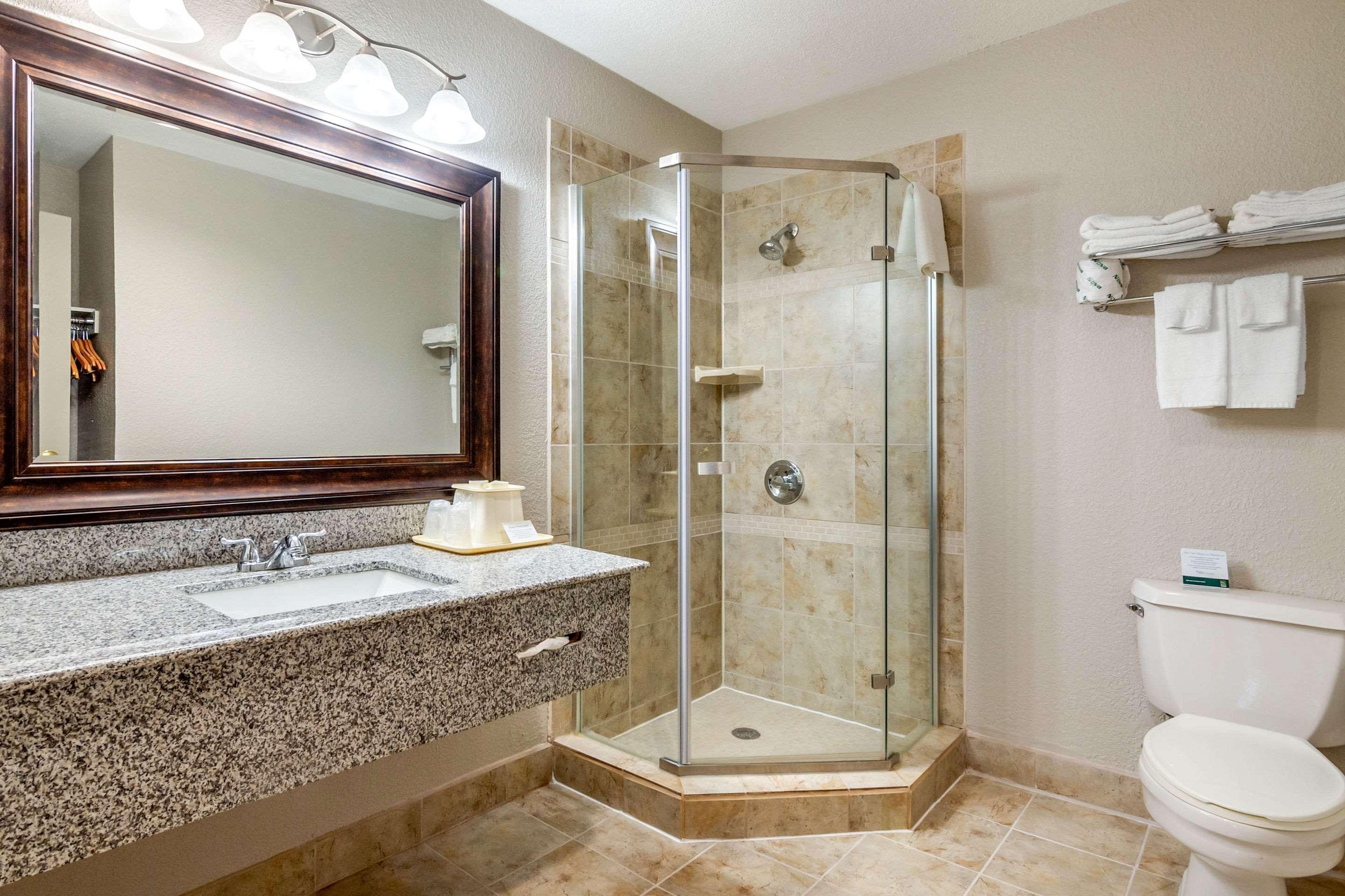 Quality Suites Kansas City International Airport Екстериор снимка