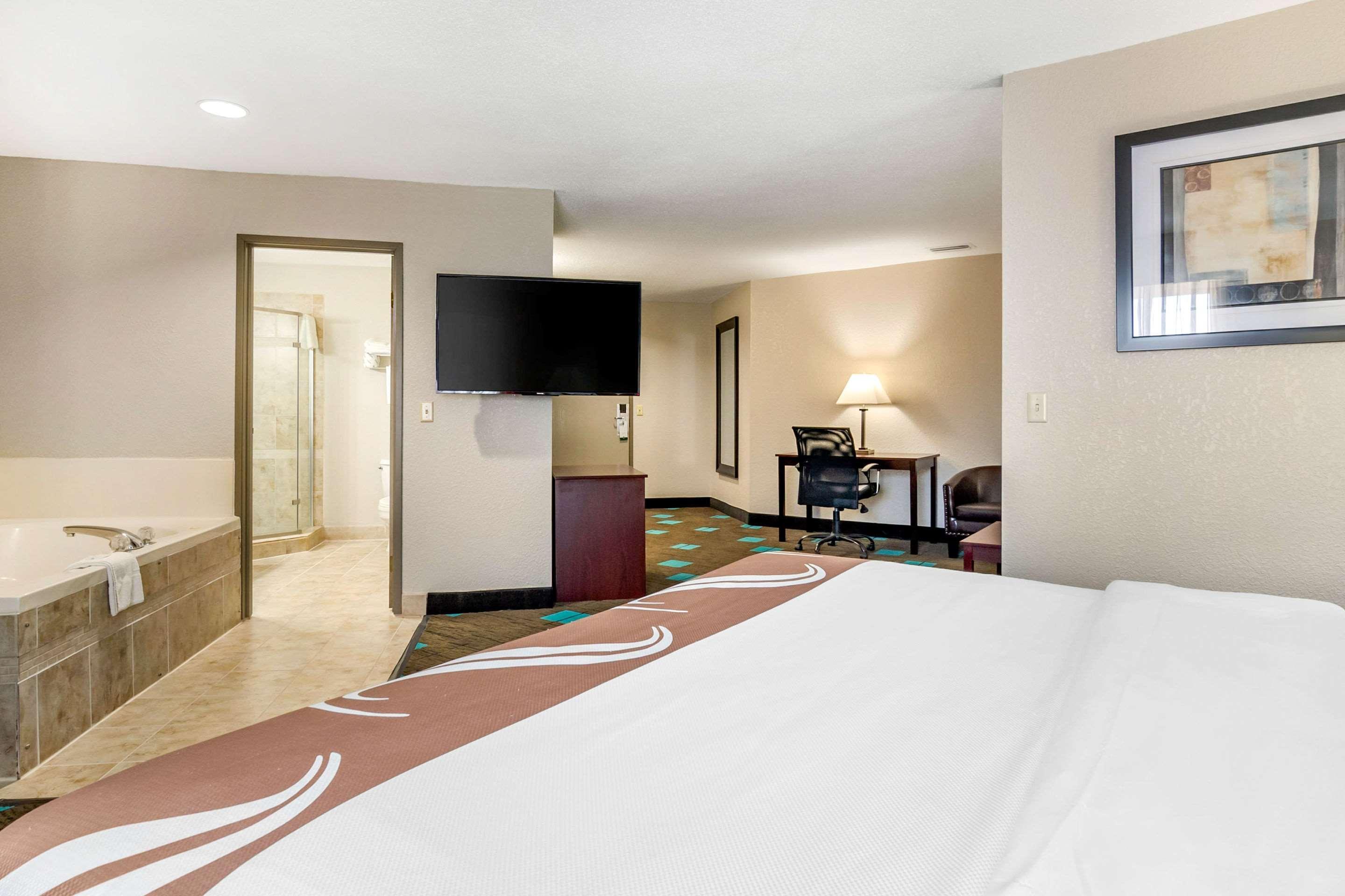 Quality Suites Kansas City International Airport Екстериор снимка