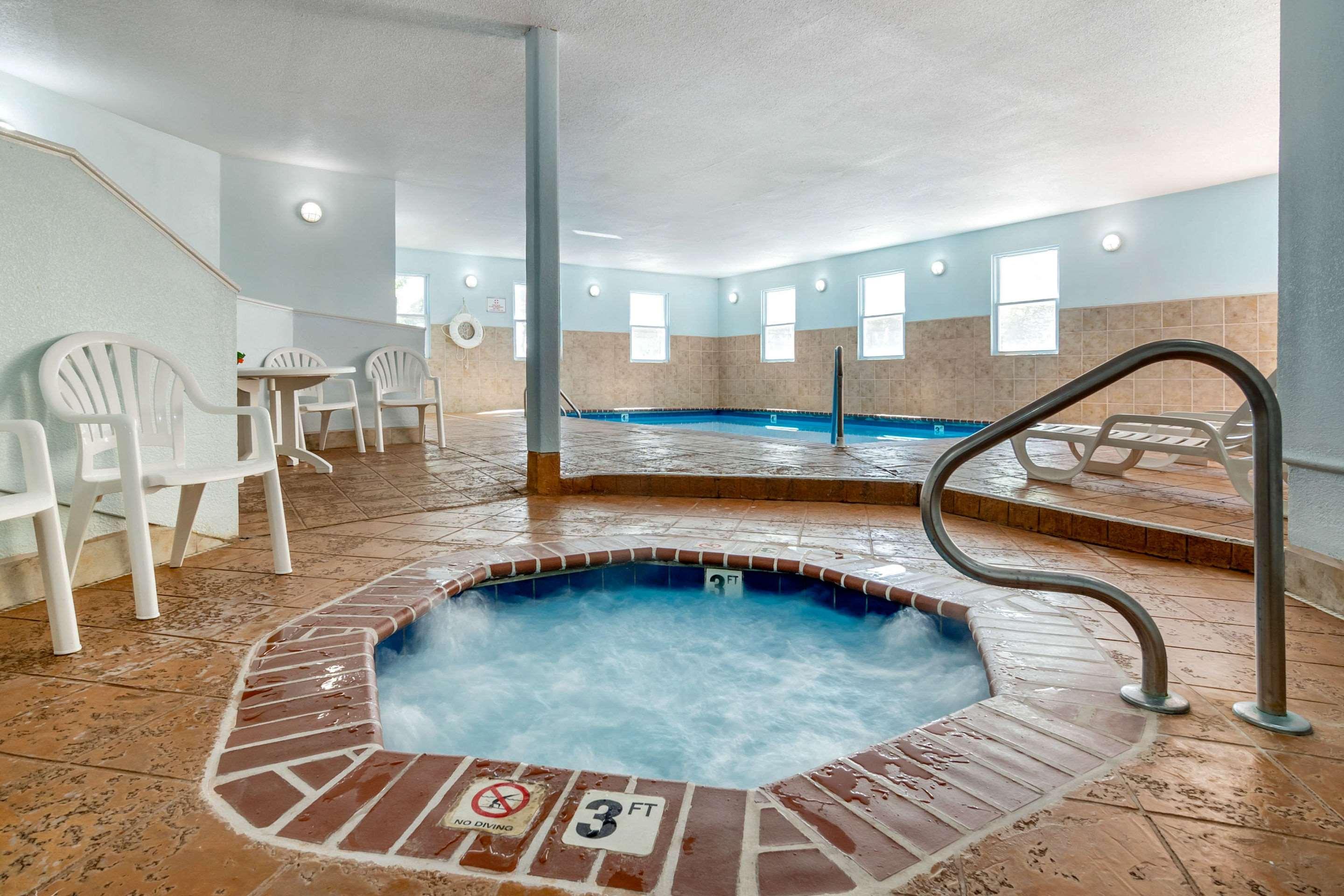 Quality Suites Kansas City International Airport Екстериор снимка