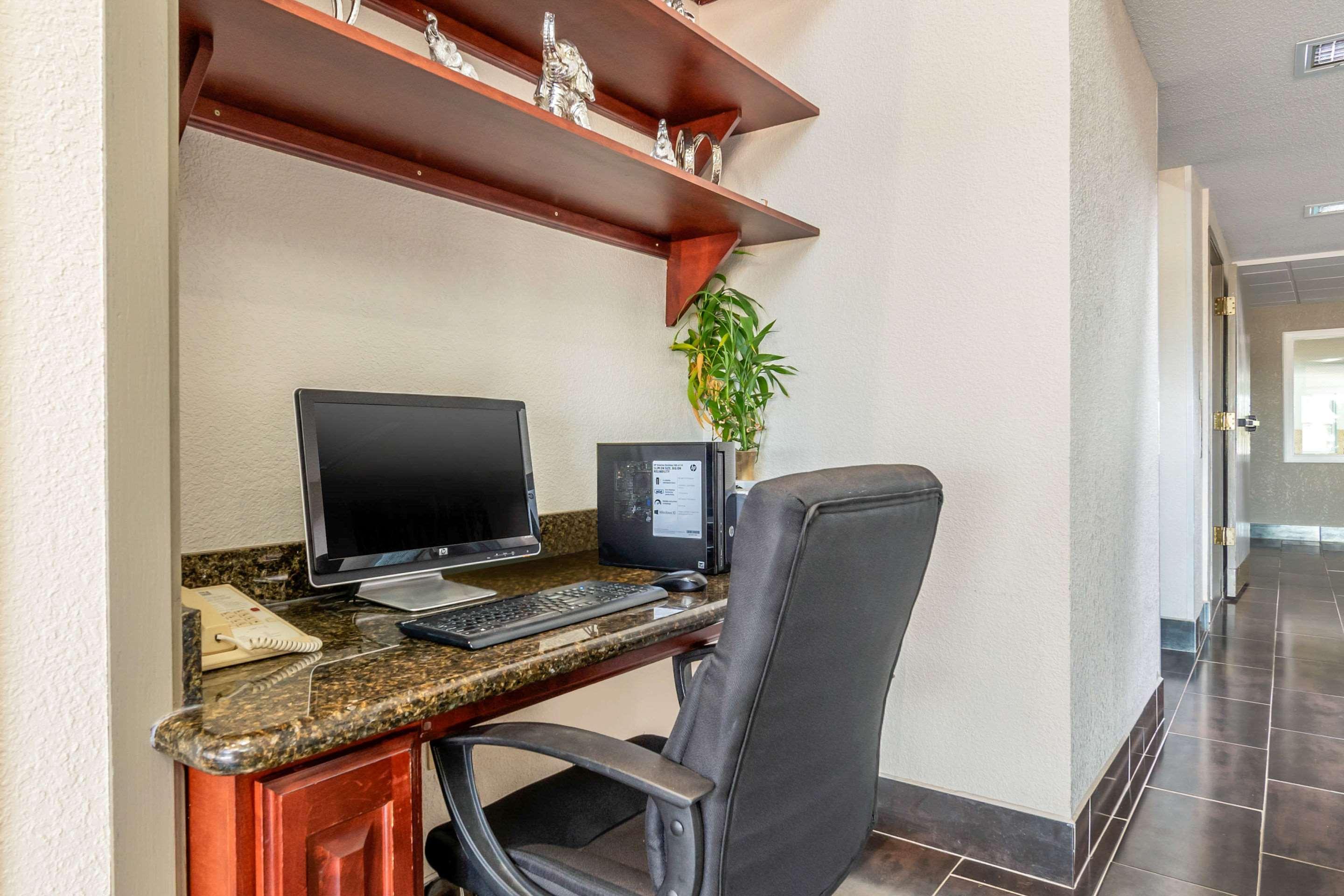 Quality Suites Kansas City International Airport Екстериор снимка