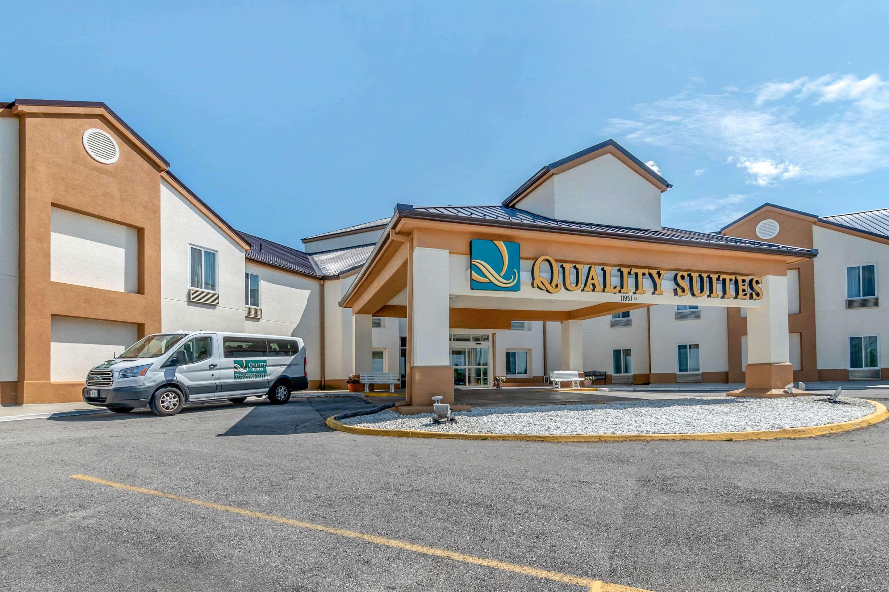 Quality Suites Kansas City International Airport Екстериор снимка