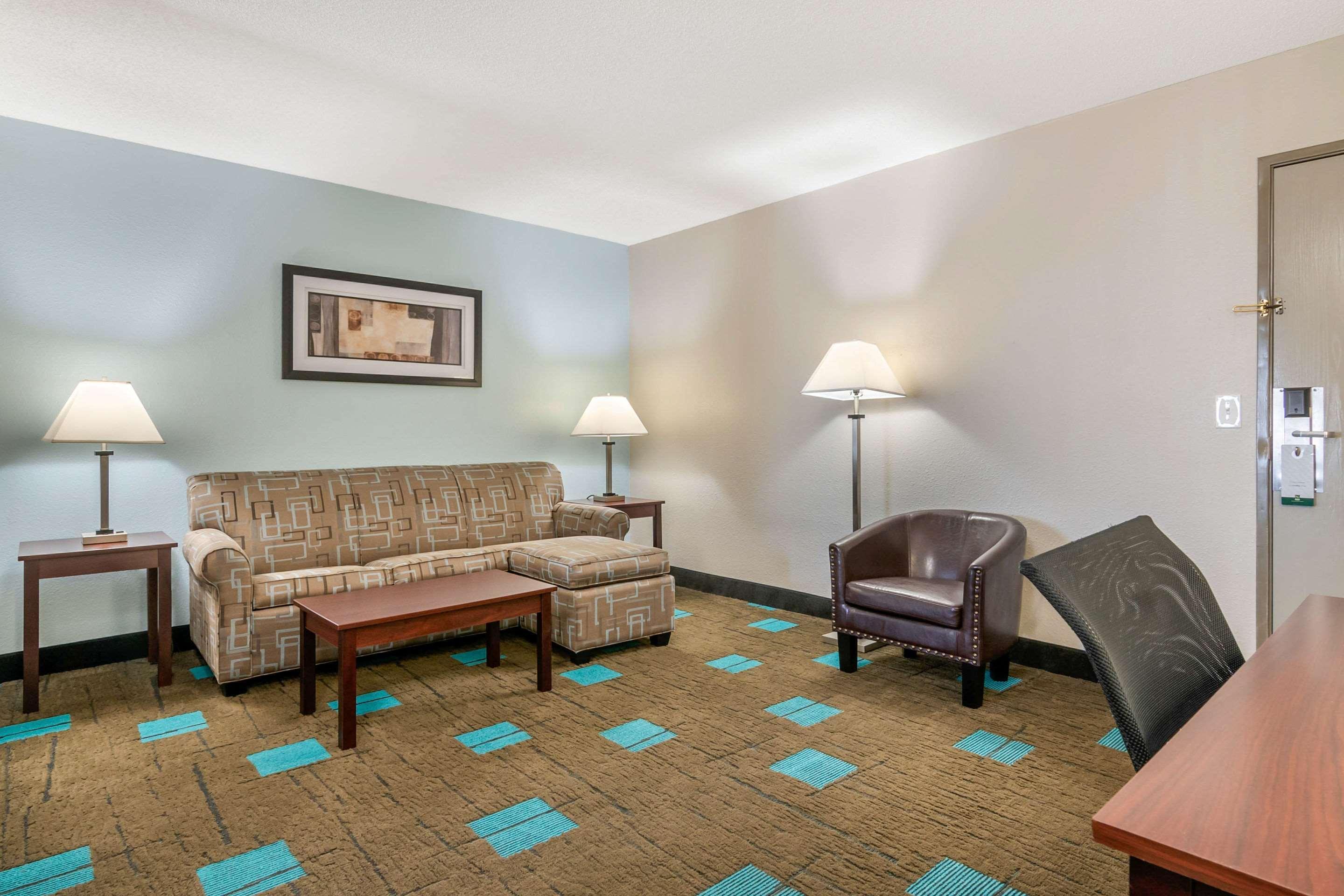 Quality Suites Kansas City International Airport Екстериор снимка