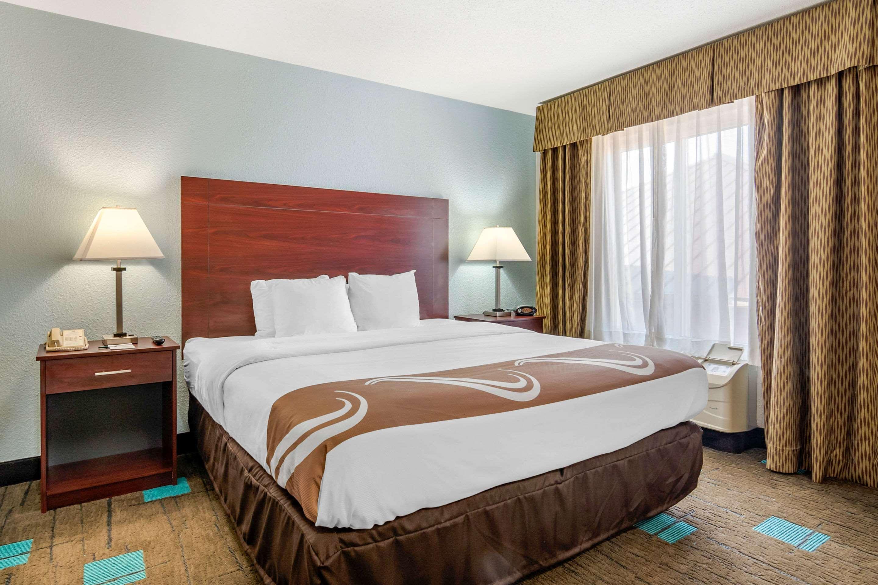 Quality Suites Kansas City International Airport Екстериор снимка