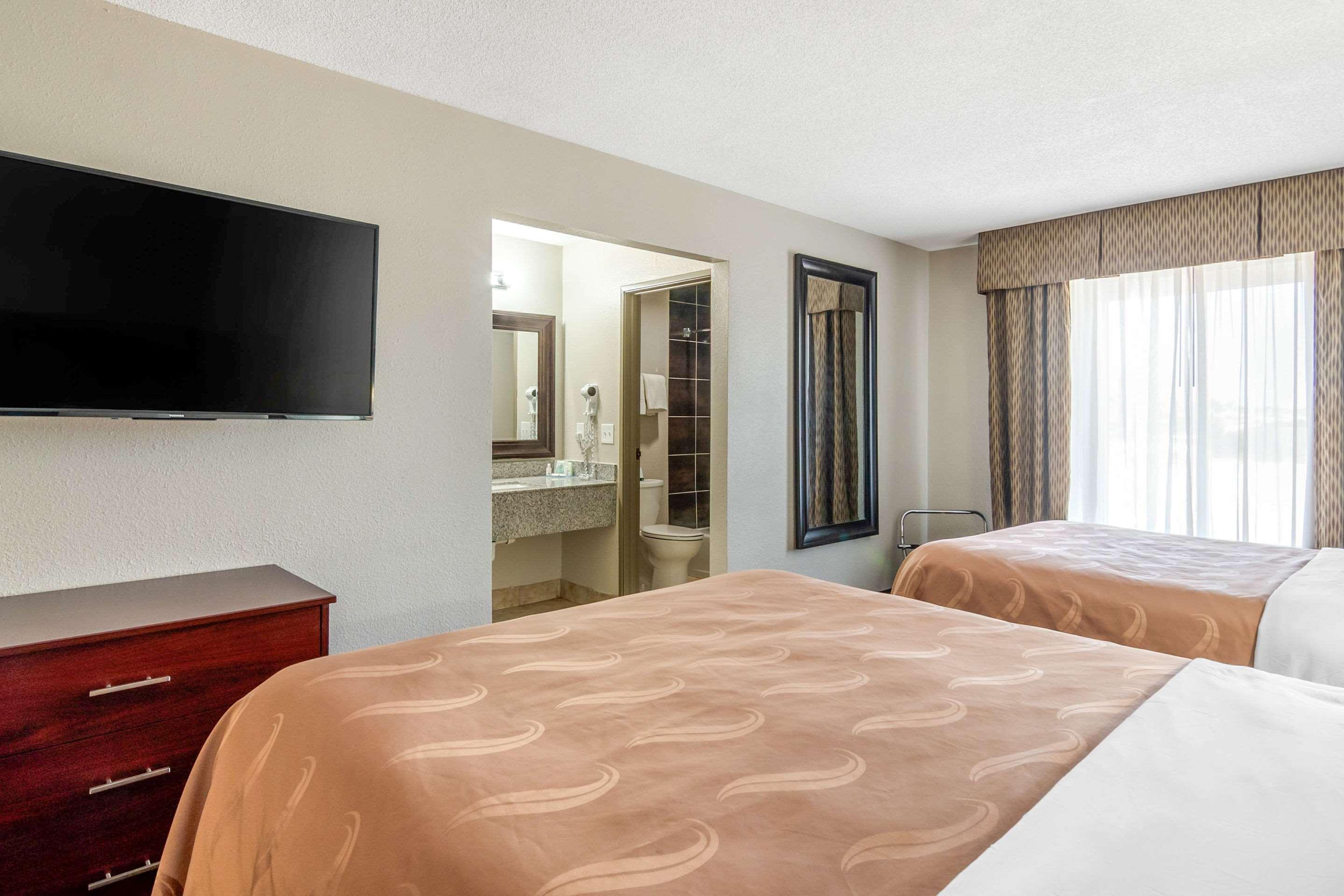 Quality Suites Kansas City International Airport Екстериор снимка