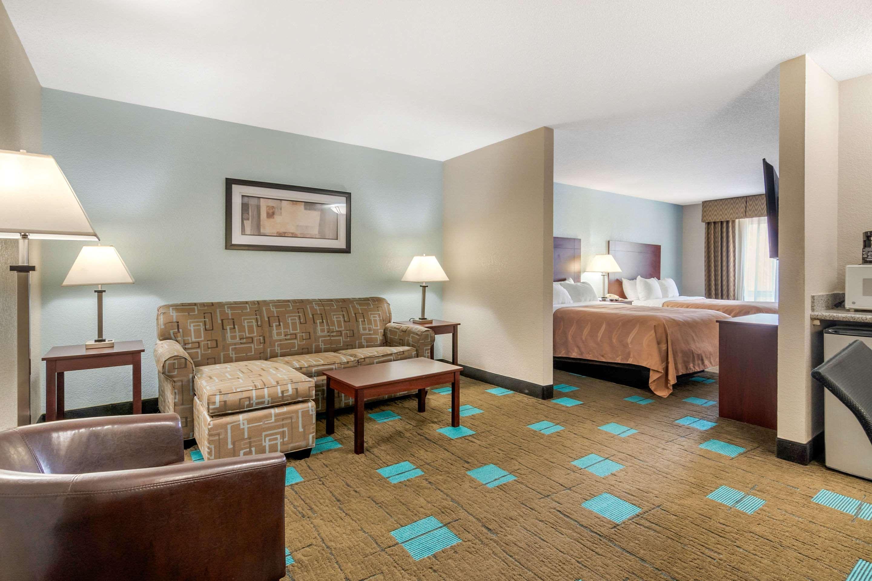 Quality Suites Kansas City International Airport Екстериор снимка