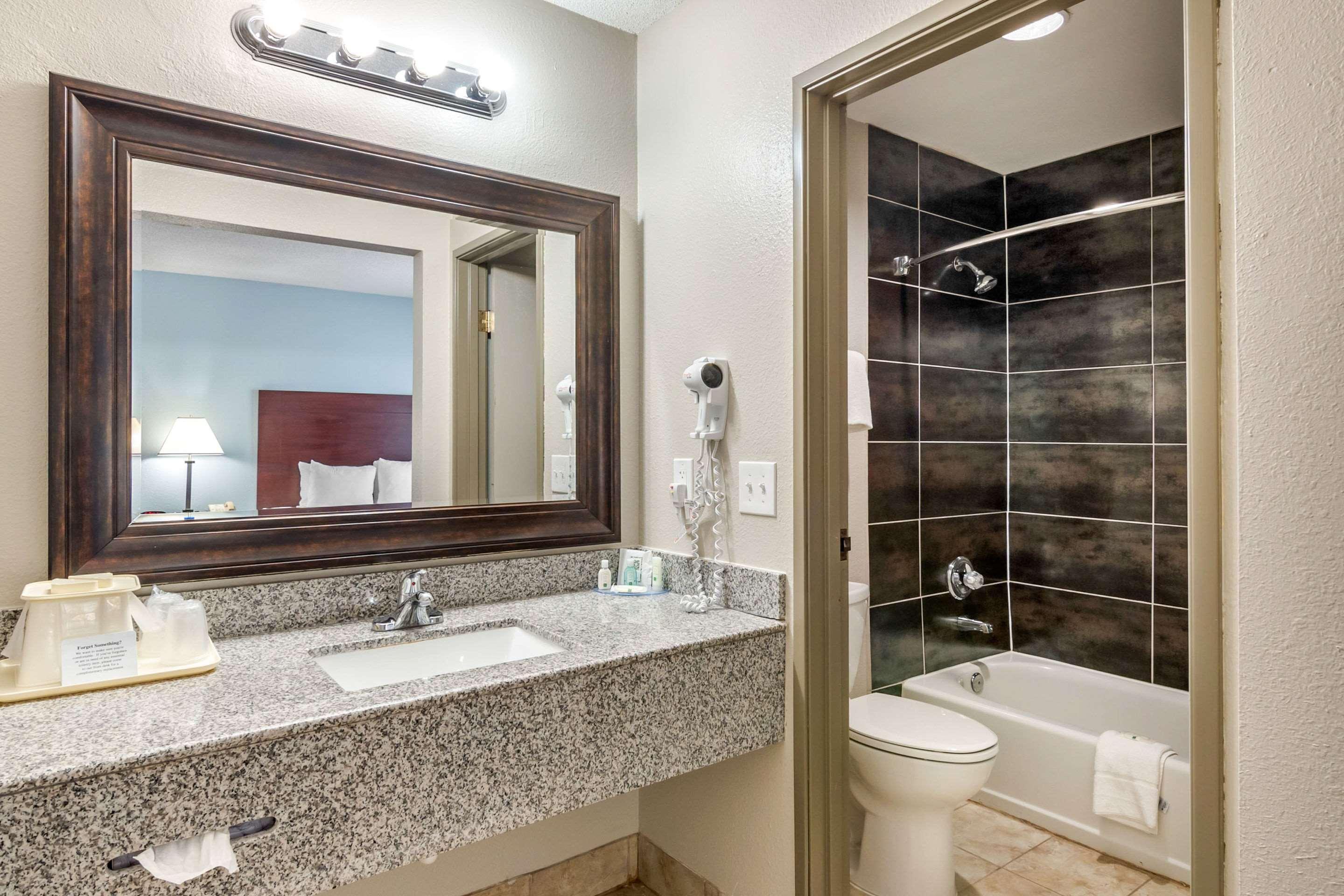 Quality Suites Kansas City International Airport Екстериор снимка