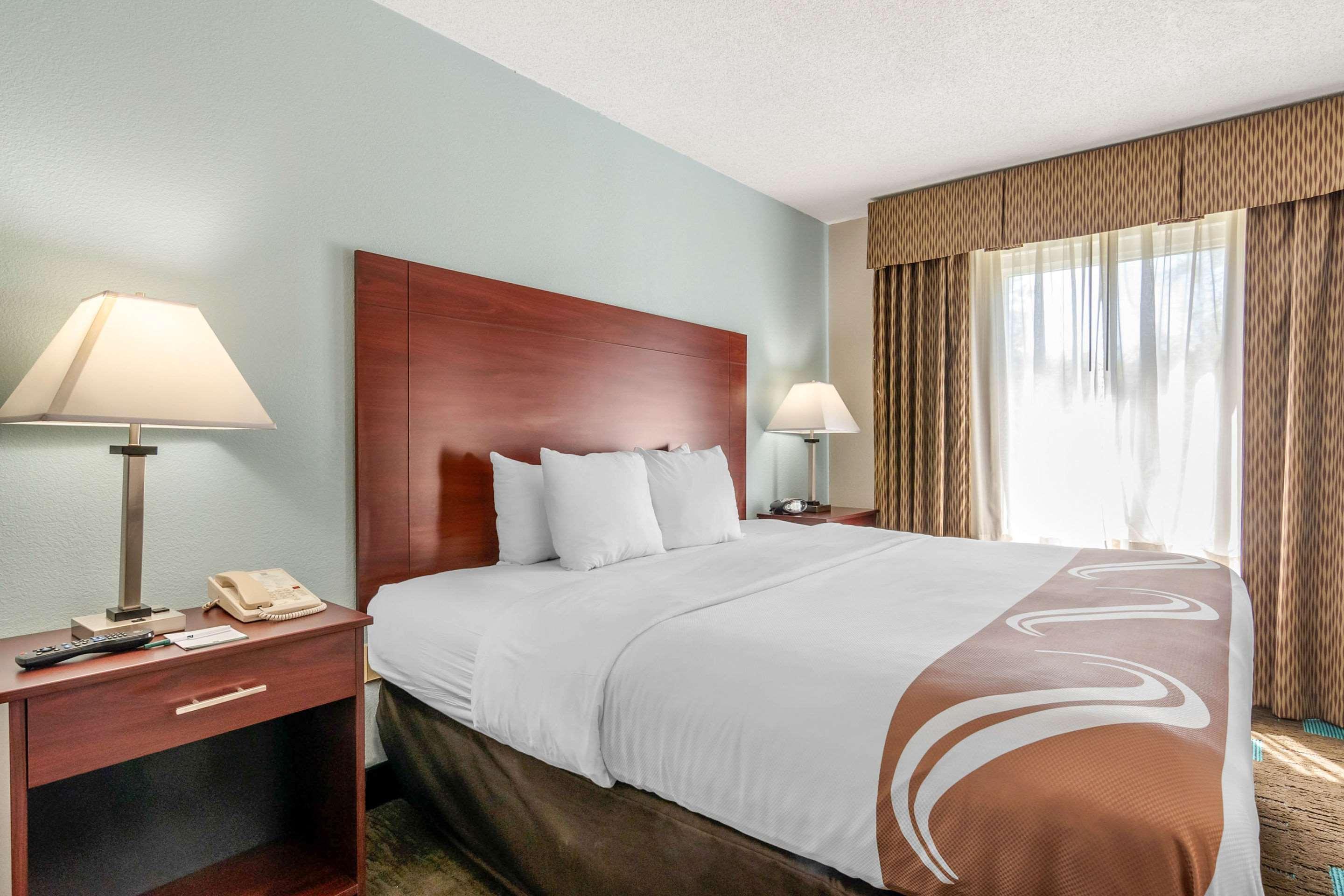 Quality Suites Kansas City International Airport Екстериор снимка