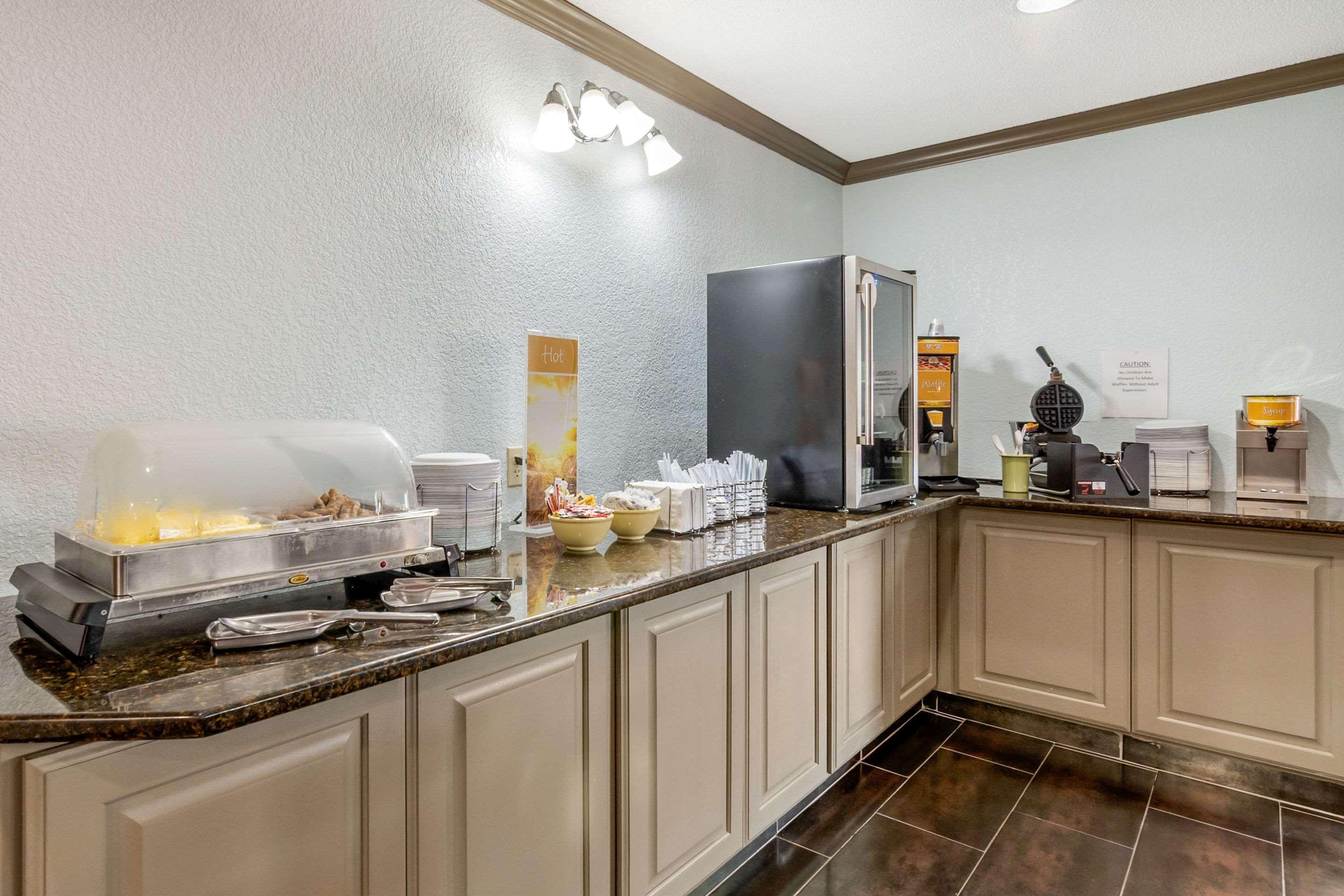 Quality Suites Kansas City International Airport Екстериор снимка