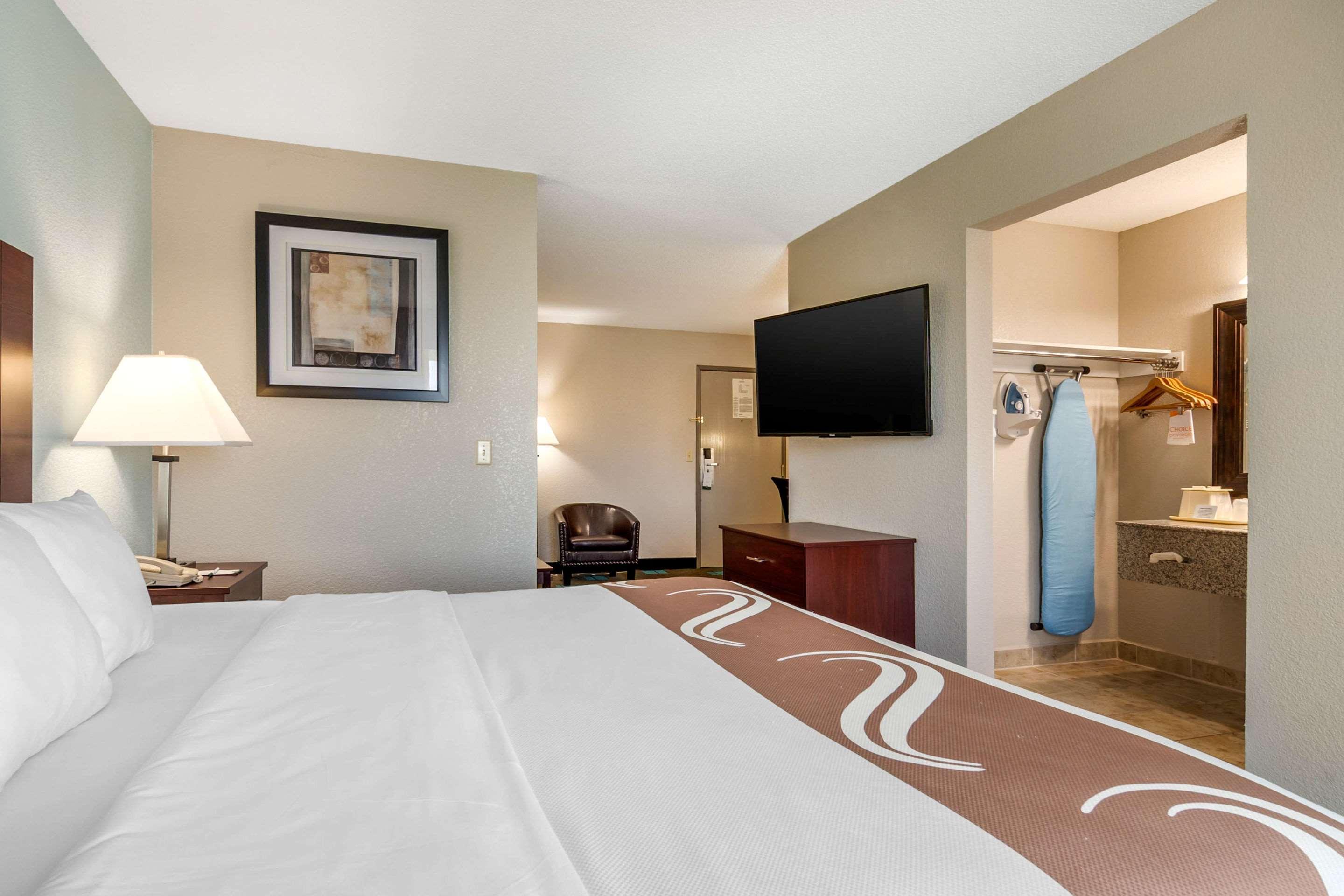 Quality Suites Kansas City International Airport Екстериор снимка