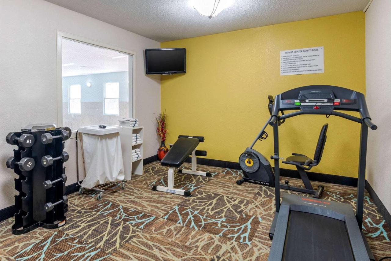 Quality Suites Kansas City International Airport Екстериор снимка