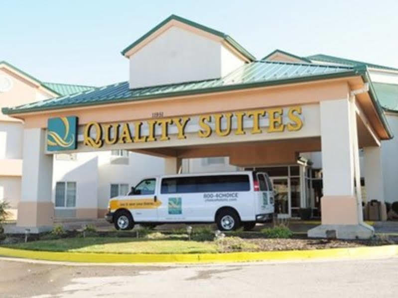 Quality Suites Kansas City International Airport Екстериор снимка