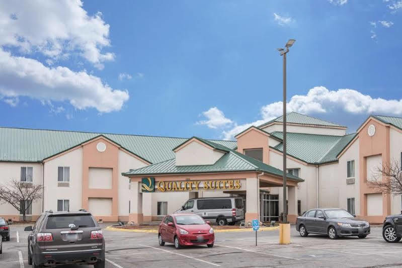 Quality Suites Kansas City International Airport Екстериор снимка